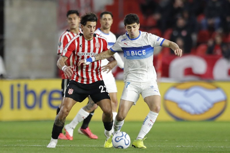 Catolica gặp khó trước Estudiantes