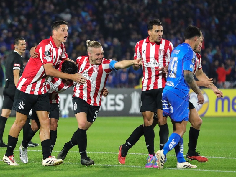 Estudiantes khó đánh bại Catolica